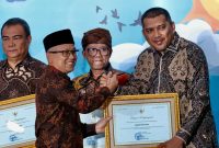 Kebijakan konkret berupa Surat Edaran (SE) Bupati Karimun terkait penerapan Bahasa Melayu sebagai Muatan Lokal (Mulok) resmi dianugerahi penghargaan nasional Revitalisasi Bahasa Daerah Tahun 2026, oleh Menteri Pendidikan Dasar dan Menengah (Mendikdasmen) RI, Abdul Mu’ti, di Depok, Senin (25/5/2026).(Foto: Istimewa)