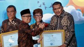 Kebijakan konkret berupa Surat Edaran (SE) Bupati Karimun terkait penerapan Bahasa Melayu sebagai Muatan Lokal (Mulok) resmi dianugerahi penghargaan nasional Revitalisasi Bahasa Daerah Tahun 2026, oleh Menteri Pendidikan Dasar dan Menengah (Mendikdasmen) RI, Abdul Mu’ti, di Depok, Senin (25/5/2026).(Foto: Istimewa)