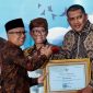 Kebijakan konkret berupa Surat Edaran (SE) Bupati Karimun terkait penerapan Bahasa Melayu sebagai Muatan Lokal (Mulok) resmi dianugerahi penghargaan nasional Revitalisasi Bahasa Daerah Tahun 2026, oleh Menteri Pendidikan Dasar dan Menengah (Mendikdasmen) RI, Abdul Mu’ti, di Depok, Senin (25/5/2026).(Foto: Istimewa)
