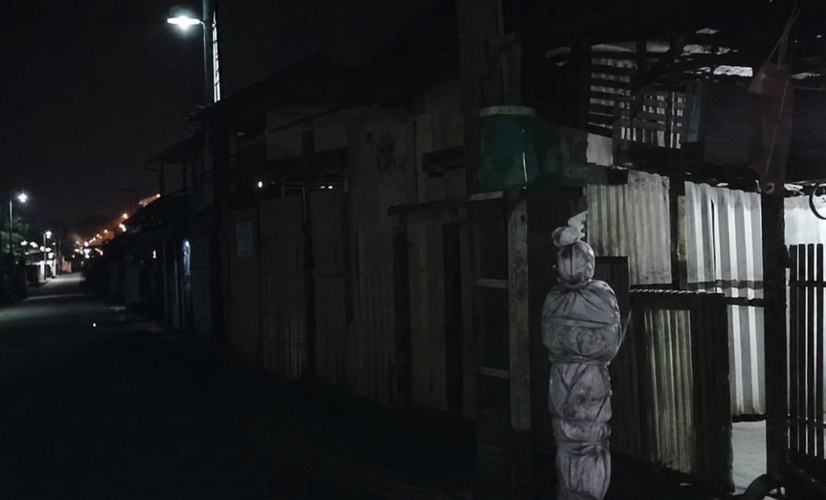 Berdasarkan video yang beredar luas di platform Facebook dan grup WhatsApp, sosok menyeramkan itu tampak bergentayangan di sekitar Jalan Kuda Laut, Kelurahan Baran Timur, Kecamatan Meral.(Foto: Istimewa)