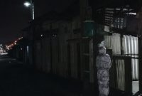 Berdasarkan video yang beredar luas di platform Facebook dan grup WhatsApp, sosok menyeramkan itu tampak bergentayangan di sekitar Jalan Kuda Laut, Kelurahan Baran Timur, Kecamatan Meral.(Foto: Istimewa)