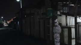 Berdasarkan video yang beredar luas di platform Facebook dan grup WhatsApp, sosok menyeramkan itu tampak bergentayangan di sekitar Jalan Kuda Laut, Kelurahan Baran Timur, Kecamatan Meral.(Foto: Istimewa)
