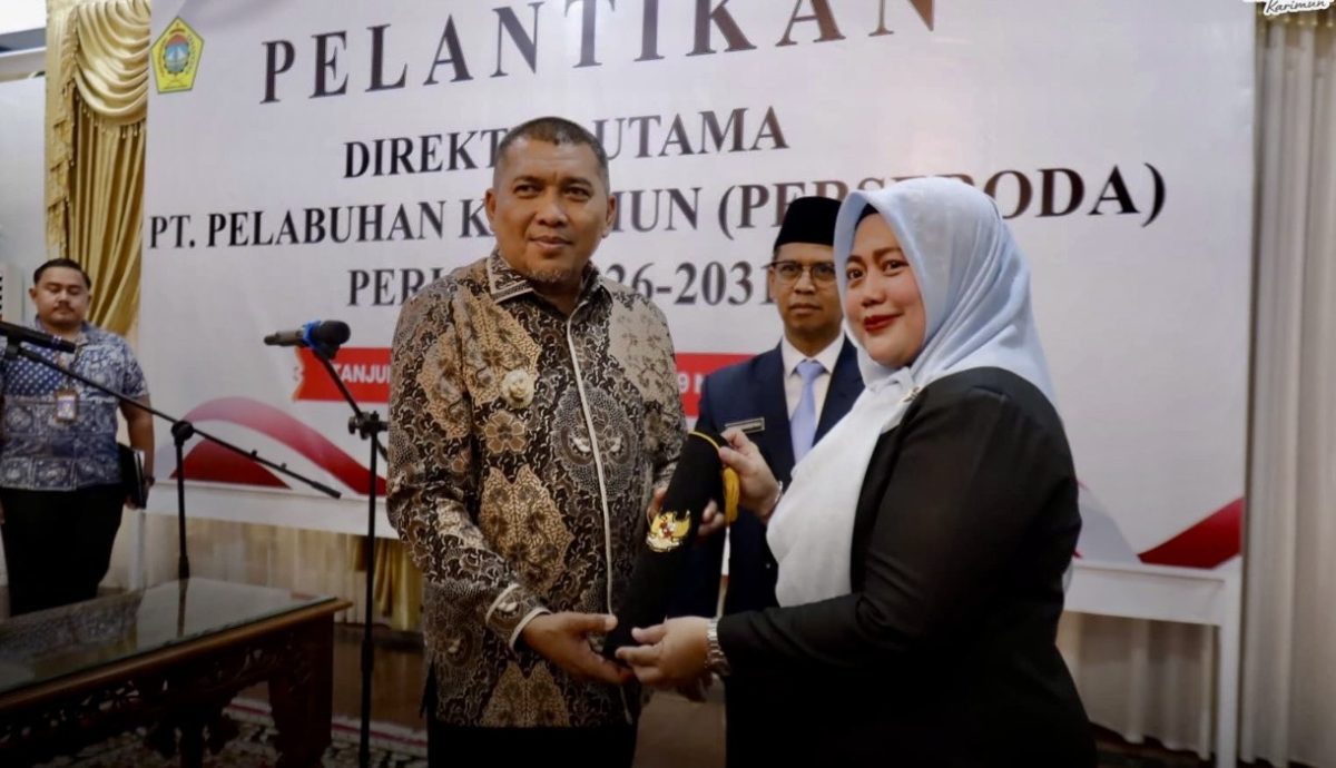 Bupati Karimun, Iskandarsyah, resmi melantik Liza Bharlyantie Hilsya, sebagai Direktur Utama PT Pelabuhan Karimun (Perseroda), di Rumah Dinas Bupati pada Jum’at (29/5/2026).(Foto: Izar)