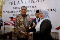 Bupati Karimun, Iskandarsyah, resmi melantik Liza Bharlyantie Hilsya, sebagai Direktur Utama PT Pelabuhan Karimun (Perseroda), di Rumah Dinas Bupati pada Jum’at (29/5/2026).(Foto: Izar)