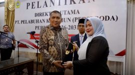 Bupati Karimun, Iskandarsyah, resmi melantik Liza Bharlyantie Hilsya, sebagai Direktur Utama PT Pelabuhan Karimun (Perseroda), di Rumah Dinas Bupati pada Jum’at (29/5/2026).(Foto: Izar)