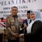 Bupati Karimun, Iskandarsyah, resmi melantik Liza Bharlyantie Hilsya, sebagai Direktur Utama PT Pelabuhan Karimun (Perseroda), di Rumah Dinas Bupati pada Jum’at (29/5/2026).(Foto: Izar)