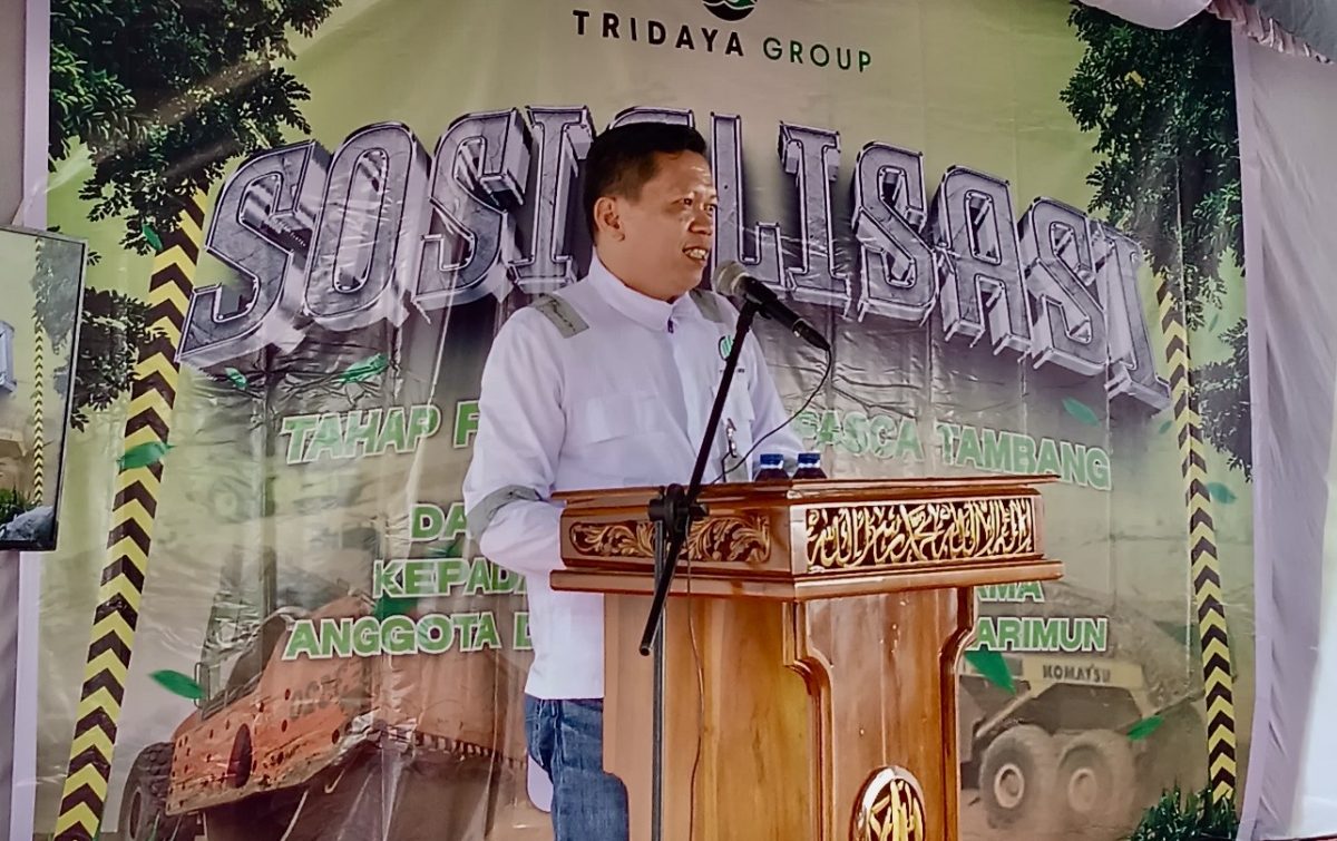 Komisaris Tridaya Group, Edy Purba, saat pemaparan sosialisasi pra-tambang di Desa Layang, Kelurahan Sawang, Kabupaten Karimun, Kepulauan Riau.(Foto: Izar)