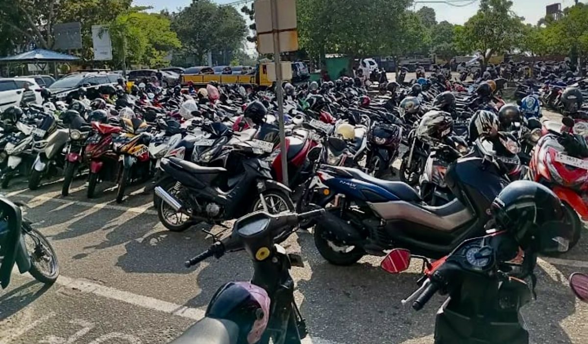 Alih-alih menyumbang Pendapatan Asli Daerah (PAD), pengelolaan parkir oleh pihak ketiga justru berujung boncos, ratusan juta rupiah dan memicu gelombang PHK massal bagi juru parkir lokal.(Foto: Junizar)