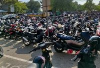 Alih-alih menyumbang Pendapatan Asli Daerah (PAD), pengelolaan parkir oleh pihak ketiga justru berujung boncos, ratusan juta rupiah dan memicu gelombang PHK massal bagi juru parkir lokal.(Foto: Junizar)