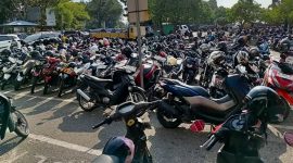 Alih-alih menyumbang Pendapatan Asli Daerah (PAD), pengelolaan parkir oleh pihak ketiga justru berujung boncos, ratusan juta rupiah dan memicu gelombang PHK massal bagi juru parkir lokal.(Foto: Junizar)