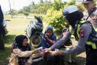 Panasnya orasi, ademnya aksi, polisi bagikan minuman gratis di tengah demo tolak tambang Karimun.(Foto: Izar)