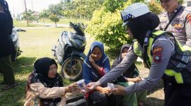 Panasnya orasi, ademnya aksi, polisi bagikan minuman gratis di tengah demo tolak tambang Karimun.(Foto: Izar)
