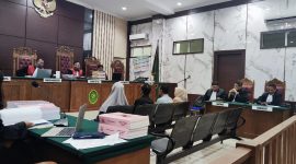Dalam sidang yang digelar di Pengadilan Negeri Tanjungpinang pada Rabu (3/6/2026), Jaksa Penuntut Umum (JPU) resmi membacakan tuntutan untuk keempat terdakwa kasus dugaan korupsi dana hibah KPU Karimun Tahun Anggaran 2024.(Foto: Izar)