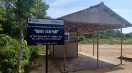 Upaya menjaga lingkungan sekaligus meningkatkan nilai ekonomi masyarakat terus didorong oleh  PT Timah Persero Tbk⁠ melalui pembinaan kelompok Bank Sampah Lanjut Berseri di Dusun I, Desa Sawang Laut, Kecamatan Kundur Barat, Kabupaten Karimun.(Foto: Istimewa)