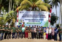 Dalam rangka memperingati Hari Lingkungan Hidup Sedunia 2026, PT Timah (Persero) Tbk, melalui Division Area Kundur menggelar kegiatan penanaman pohon dan aksi bersih-bersih pantai di Pantai Asmara Dewi, Kelurahan Sawang, Kecamatan Kundur Barat, Kabupaten Karimun, Kamis (11/6/2026).(Foto: Istimewa)
