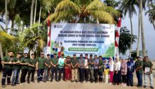 Dalam rangka memperingati Hari Lingkungan Hidup Sedunia 2026, PT Timah (Persero) Tbk, melalui Division Area Kundur menggelar kegiatan penanaman pohon dan aksi bersih-bersih pantai di Pantai Asmara Dewi, Kelurahan Sawang, Kecamatan Kundur Barat, Kabupaten Karimun, Kamis (11/6/2026).(Foto: Istimewa)