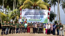 Dalam rangka memperingati Hari Lingkungan Hidup Sedunia 2026, PT Timah (Persero) Tbk, melalui Division Area Kundur menggelar kegiatan penanaman pohon dan aksi bersih-bersih pantai di Pantai Asmara Dewi, Kelurahan Sawang, Kecamatan Kundur Barat, Kabupaten Karimun, Kamis (11/6/2026).(Foto: Istimewa)