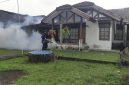 Sebagai upaya menjaga kesehatan masyarakat dan mencegah penyebaran Demam Berdarah Dengue (DBD), PT Timah (Persero) Tbk melalui Division Area Kundur secara rutin melaksanakan kegiatan fogging atau pengasapan di sejumlah wilayah operasional perusahaan.(Foto: Istimewa)
