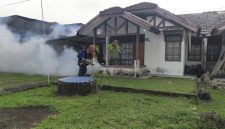 Sebagai upaya menjaga kesehatan masyarakat dan mencegah penyebaran Demam Berdarah Dengue (DBD), PT Timah (Persero) Tbk melalui Division Area Kundur secara rutin melaksanakan kegiatan fogging atau pengasapan di sejumlah wilayah operasional perusahaan.(Foto: Istimewa)