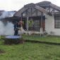 Sebagai upaya menjaga kesehatan masyarakat dan mencegah penyebaran Demam Berdarah Dengue (DBD), PT Timah (Persero) Tbk melalui Division Area Kundur secara rutin melaksanakan kegiatan fogging atau pengasapan di sejumlah wilayah operasional perusahaan.(Foto: Istimewa)
