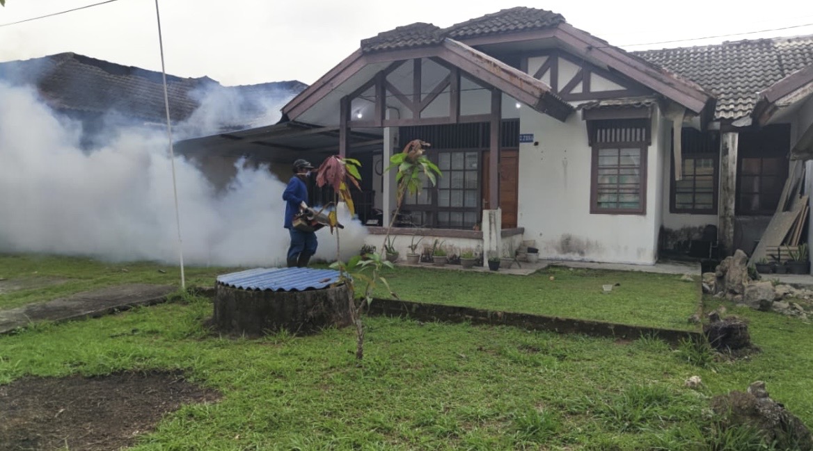 Sebagai upaya menjaga kesehatan masyarakat dan mencegah penyebaran Demam Berdarah Dengue (DBD), PT Timah (Persero) Tbk melalui Division Area Kundur secara rutin melaksanakan kegiatan fogging atau pengasapan di sejumlah wilayah operasional perusahaan.(Foto: Istimewa)