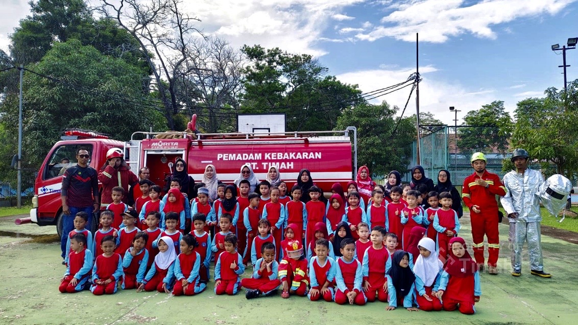 puluhan siswa TK Negeri Bina Permata Perayun, Kecamatan Kundur Utara, Kabupaten Karimun, antusias mengikuti edukasi kebakaran dari PT Timah (Persero) Tbk.(Foto: Istimewa)
