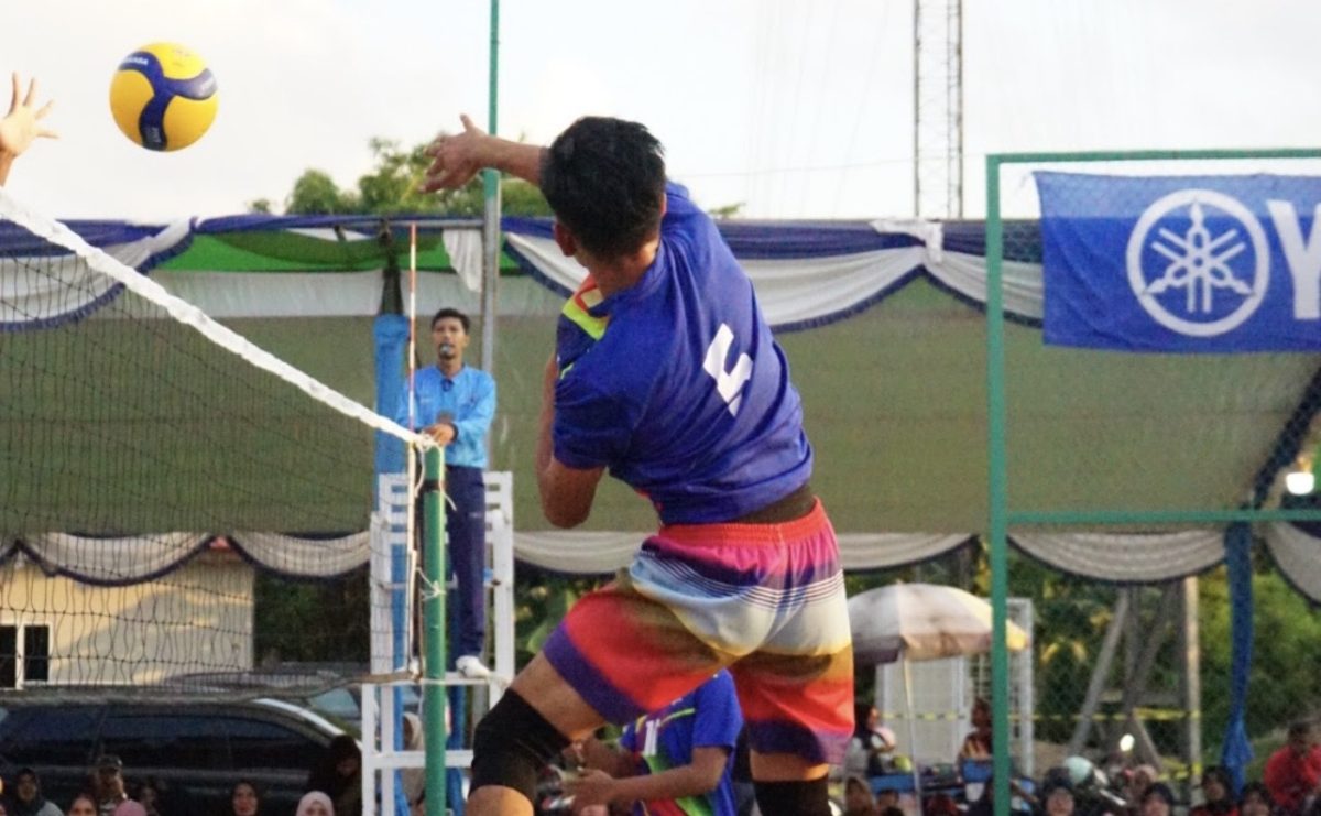 Tuan rumah Bhayangkara Polres Karimun, bertekuk lutut di hadapan publik sendiri setelah ditumbangkan oleh tim tangguh Bandara Raja Haji Abdullah (RHA) dengan skor meyakinkan 1-3, pada Turnamen Terbuka Bola Voli dalam rangka memperingati Hari Ulang Tahun (HUT) Bhayangkara ke-80.(Foto: Istimewa)
