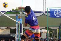 Tuan rumah Bhayangkara Polres Karimun, bertekuk lutut di hadapan publik sendiri setelah ditumbangkan oleh tim tangguh Bandara Raja Haji Abdullah (RHA) dengan skor meyakinkan 1-3, pada Turnamen Terbuka Bola Voli dalam rangka memperingati Hari Ulang Tahun (HUT) Bhayangkara ke-80.(Foto: Istimewa)