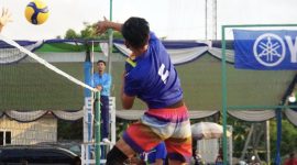 Tuan rumah Bhayangkara Polres Karimun, bertekuk lutut di hadapan publik sendiri setelah ditumbangkan oleh tim tangguh Bandara Raja Haji Abdullah (RHA) dengan skor meyakinkan 1-3, pada Turnamen Terbuka Bola Voli dalam rangka memperingati Hari Ulang Tahun (HUT) Bhayangkara ke-80.(Foto: Istimewa)

