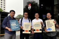 Koalisi Masyarakat Sipil Gugat Agreement on Reciprocal Trade (ART) Indonesia-Amerika Serikat, resmi melaporkan Menteri Koordinator Bidang Perekonomian, Airlangga Hartarto, ke Komisi Pemberantasan Korupsi (KPK) atas dugaan konflik kepentingan dalam kerja sama bisnis yang melibatkan perusahaan milik keluarga inti Airlangga.(Foto: Istimewa)