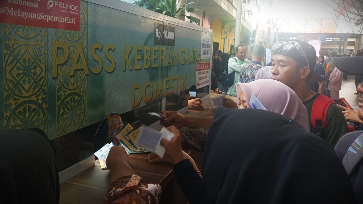 Penerapan sistem pembayaran non-tunai menggunakan QRIS untuk layanan pass masuk di Pelabuhan Domestik Tanjungbalai Karimun, menjadi perhatian publik. Sejumlah masyarakat mengaku mengalami kendala karena belum terbiasa menggunakan transaksi digital atau tidak memiliki akses terhadap layanan perbankan digital.(Foto: Junizar)
