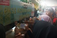 Penerapan sistem pembayaran non-tunai menggunakan QRIS untuk layanan pass masuk di Pelabuhan Domestik Tanjungbalai Karimun, menjadi perhatian publik. Sejumlah masyarakat mengaku mengalami kendala karena belum terbiasa menggunakan transaksi digital atau tidak memiliki akses terhadap layanan perbankan digital.(Foto: Junizar)