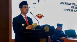 Menanggapi isu miring terkait dugaan kerugian negara dalam pengelolaan BP Karimun dan Oil Terminal Karimun (OTK), Bupati Karimun Iskandarsyah angkat bicara demi meluruskan kesalahpahaman publik. Ia menegaskan bahwa aktivitas logistik minyak di OTK sepenuhnya legal dan telah mematuhi standar kepabeanan serta pelabuhan, baik di tingkat nasional maupun internasional.(Foto: Aji)