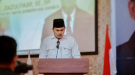 Karimun lumpuh total. Gelombang kemarahan publik pecah usai blackout parah menyiksa warga berjam-jam. Akademisi hukum pun pasang badan, Ketua PKIH Karimun, Dr. Edwar Kelvin, menampar keras PLN agar tidak main-main dan segera membongkar borok penyebab bencana listrik ini.(Foto: Izar)