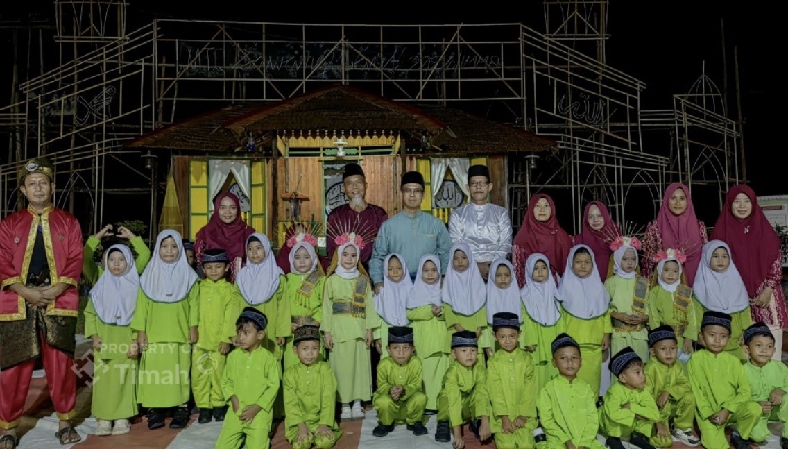 Nyata dalam aksi sosial keagamaan, PT Timah (Persero) Tbk menyalurkan bantuan untuk menyukseskan gelaran Musabaqah Tilawatil Quran (MTQ) di Desa Sawang Laut, Kundur Barat, Karimun. Langkah ini diharapkan mampu memotivasi masyarakat dalam mensyiarkan Al-Quran sekaligus mempererat tali silaturahmi warga.(Foto: Istimewa)