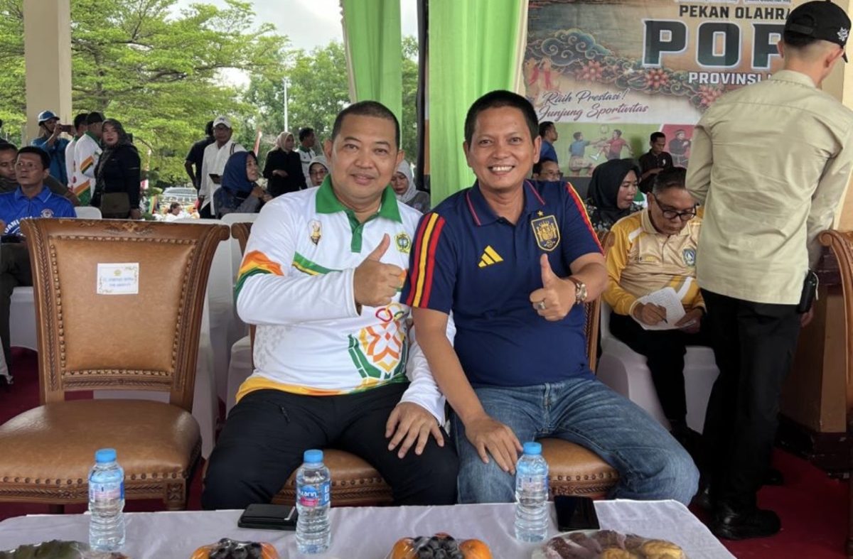 Bukan sekadar seremonial, kehadiran Ketua DPRD Karimun, Raja Rafiza, S.T., M.M., di Panggung Rakyat Kemuning, Coastal Area, Kamis (2/7/2026), menjadi simbol kuat dukungan tanpa batas legislatif. Kehadirannya dalam pembukaan Popda X Kepri 2026 ini menegaskan visi besar daerah untuk melahirkan talenta muda berbakat yang siap mengharumkan nama Karimun.(Foto: Izar)