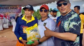 Bupati Karimun, Ing H. Iskandarsyah kelahiran Moro tahun 1972 itu kini genap berusia 54 tahun. Memberikan sembako bagi warga tidak mampu sebagai wujud konkret dan kepedulian.(Foto: Istimewa)