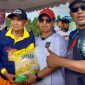 Bupati Karimun, Ing H. Iskandarsyah kelahiran Moro tahun 1972 itu kini genap berusia 54 tahun. Memberikan sembako bagi warga tidak mampu sebagai wujud konkret dan kepedulian.(Foto: Istimewa)