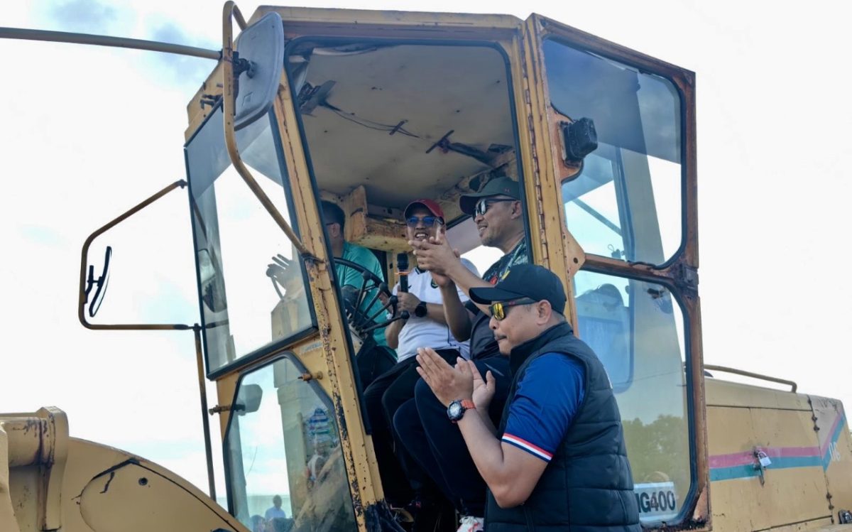 Demi memperkuat konektivitas antarwilayah dan memicu pertumbuhan ekonomi, Pemkab Karimun resmi memulai proyek pembangunan jalan strategis penghubung Jembatan Sanur Coastal Area ke Bandara RHA senilai Rp9,5 miliar.(Foto: Izar)