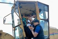 Demi memperkuat konektivitas antarwilayah dan memicu pertumbuhan ekonomi, Pemkab Karimun resmi memulai proyek pembangunan jalan strategis penghubung Jembatan Sanur Coastal Area ke Bandara RHA senilai Rp9,5 miliar.(Foto: Izar)