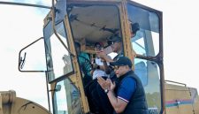 Demi memperkuat konektivitas antarwilayah dan memicu pertumbuhan ekonomi, Pemkab Karimun resmi memulai proyek pembangunan jalan strategis penghubung Jembatan Sanur Coastal Area ke Bandara RHA senilai Rp9,5 miliar.(Foto: Izar)
