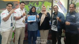 Wujudkan pembinaan olahraga yang berkelanjutan, PT Timah Tbk hadir mendukung ajang FORKI Kepri Series 3 dan POPDA Karate Piala Bupati Karimun. Kompetisi yang digelar di Mall Pelayanan Publik Karimun pada 1–3 Juli 2026 ini menjadi ruang strategis bagi atlet muda untuk menguji mental dan mengukur hasil latihan.(Foto: Istimewa)