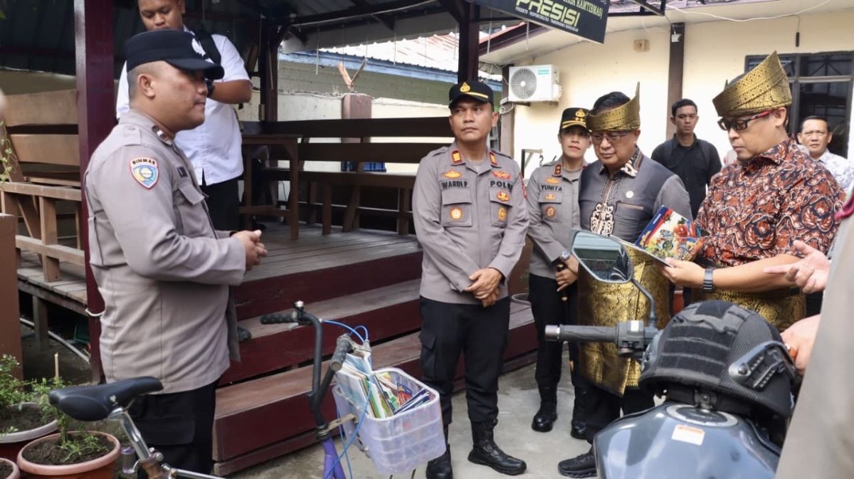 Polsek Meral Polres Karimun resmi masuk dalam jajaran nominasi ajang bergengsi Kompolnas Awards 2026. Pencapaian ini diraih berkat konsistensi jajaran Polsek Meral dalam menghadirkan berbagai program inovatif yang memberikan manfaat nyata dan dirasakan langsung oleh masyarakat setempat.(Foto: Juni)