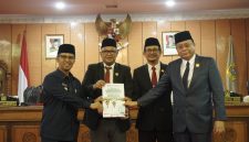 DPRD Kabupaten Karimun mengingatkan Pemkab untuk menyusun target pendapatan secara akurat dan memprioritaskan penyehatan keuangan daerah dalam Paripurna KUA-PPAS 2027 pada Jumat (31/7/2026).(Foto: Izar)