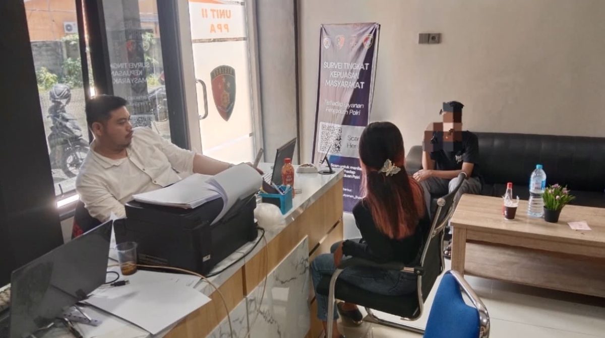 Video kondisi wajah lebam Riri, seorang ojol wanita sekaligus konten kreator di Karimun, mendadak viral usai diduga menjadi korban penganiayaan. Unggahan tersebut sontak memicu gelombang simpati dan kecaman luas dari warganet.(Foto: Izar)