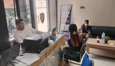 Video kondisi wajah lebam Riri, seorang ojol wanita sekaligus konten kreator di Karimun, mendadak viral usai diduga menjadi korban penganiayaan. Unggahan tersebut sontak memicu gelombang simpati dan kecaman luas dari warganet.(Foto: Izar)