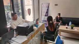 Video kondisi wajah lebam Riri, seorang ojol wanita sekaligus konten kreator di Karimun, mendadak viral usai diduga menjadi korban penganiayaan. Unggahan tersebut sontak memicu gelombang simpati dan kecaman luas dari warganet.(Foto: Izar)