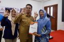 Lewat pembenahan dan transformasi berkelanjutan, PT BPR Tuah Karimun (Perseroda), berhasil mengukir rekor kinerja per 31 Juli 2026. Bank daerah ini mengantongi aset sebesar Rp48 miliar, tertinggi sejak berdiri tahun 2002, sekaligus memicu lonjakan laba hingga 200 persen menjadi Rp698 juta.(Foto: Izar)