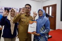 Lewat pembenahan dan transformasi berkelanjutan, PT BPR Tuah Karimun (Perseroda), berhasil mengukir rekor kinerja per 31 Juli 2026. Bank daerah ini mengantongi aset sebesar Rp48 miliar, tertinggi sejak berdiri tahun 2002, sekaligus memicu lonjakan laba hingga 200 persen menjadi Rp698 juta.(Foto: Izar)