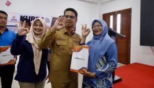 Lewat pembenahan dan transformasi berkelanjutan, PT BPR Tuah Karimun (Perseroda), berhasil mengukir rekor kinerja per 31 Juli 2026. Bank daerah ini mengantongi aset sebesar Rp48 miliar, tertinggi sejak berdiri tahun 2002, sekaligus memicu lonjakan laba hingga 200 persen menjadi Rp698 juta.(Foto: Izar)